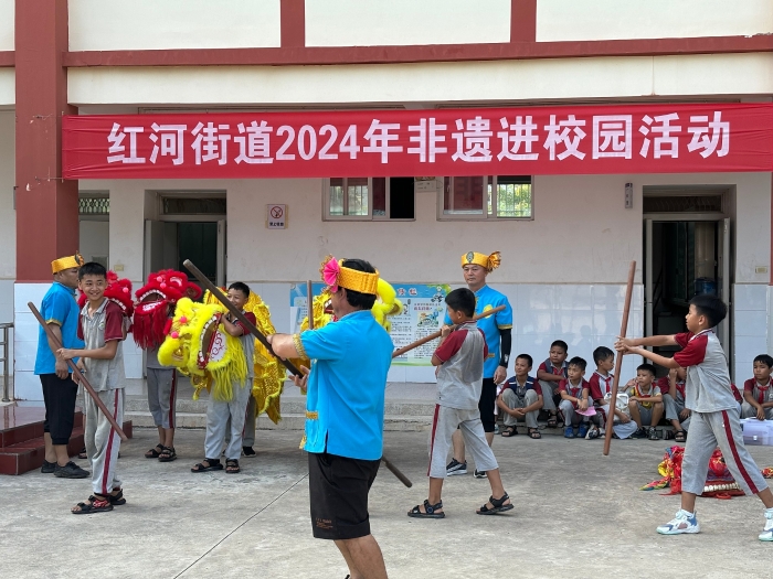 同学们学习舞狮技巧3